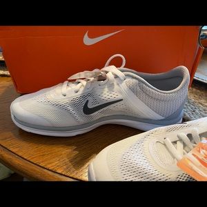 Women’s Nike in season TR five sneaker never worn